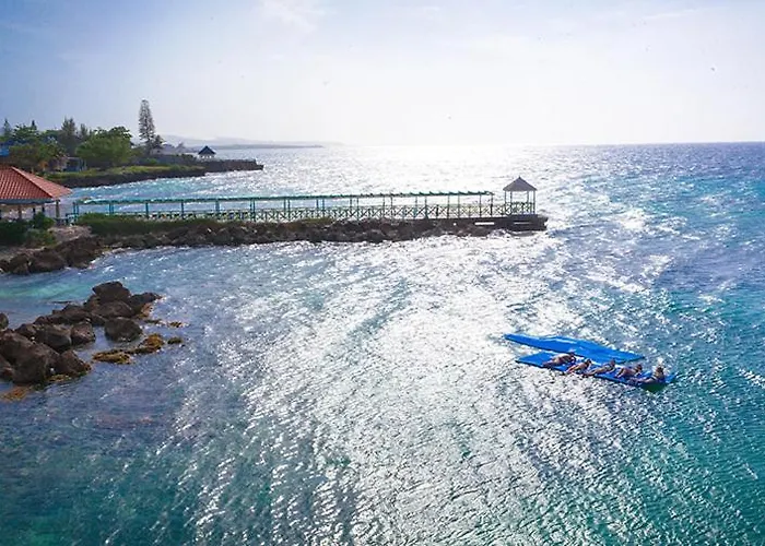 Franklyn D & Resort Runaway Bay
